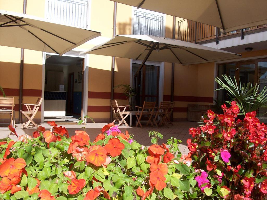 Ferretti Residence Garda Palace Песк'єра-дель-Гарда Екстер'єр фото