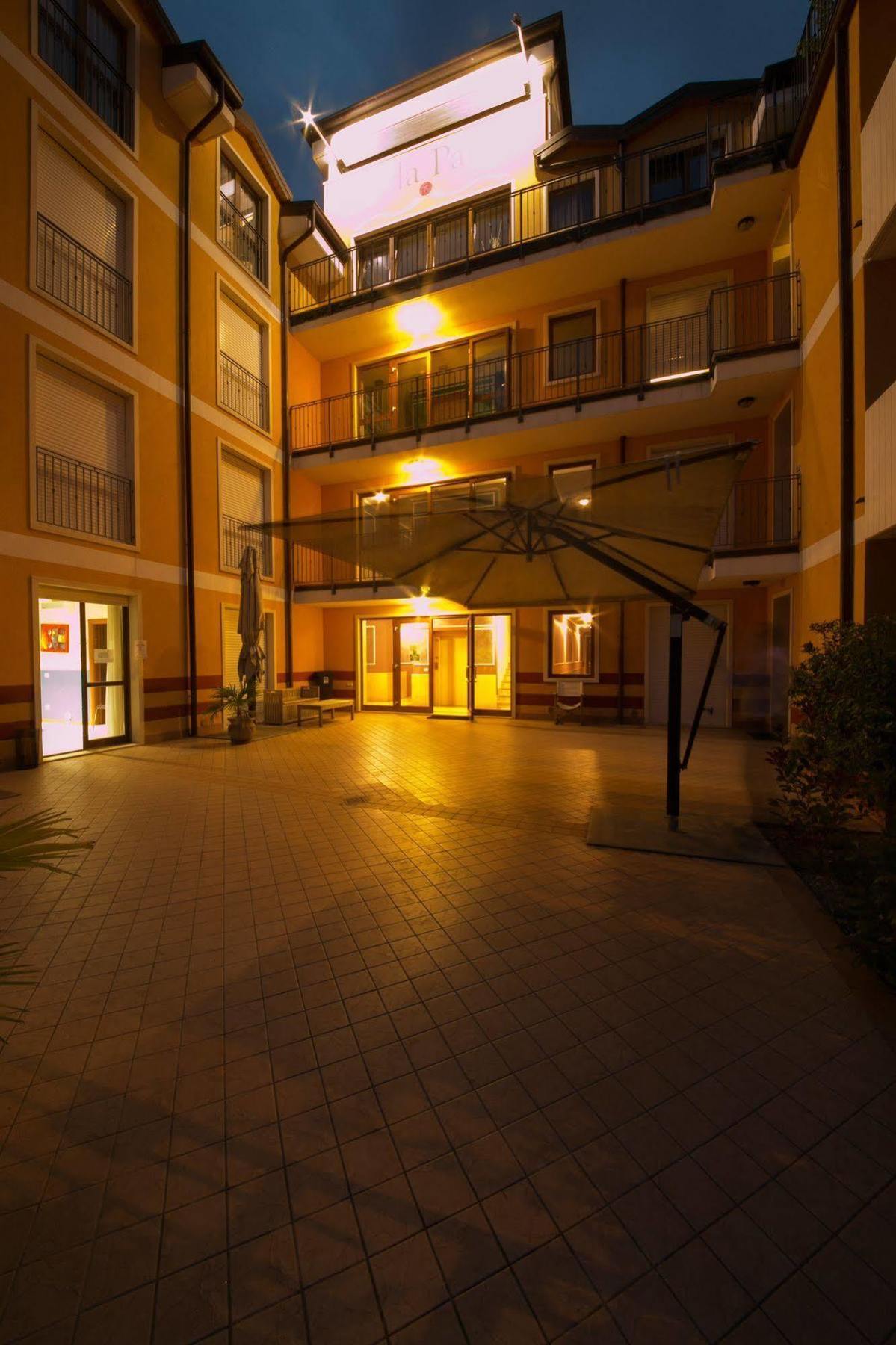 Ferretti Residence Garda Palace Песк'єра-дель-Гарда Екстер'єр фото